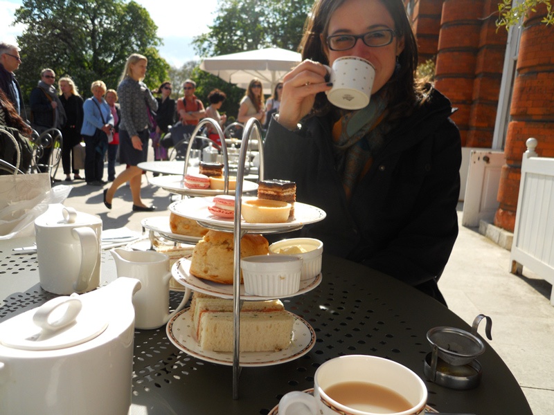 ora del tè all'orangerie, Londra