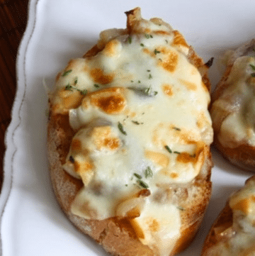 Crostini di cipolle borettane all'aceto balsamico