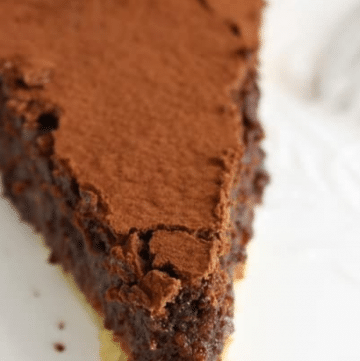 Crostata al cioccolato, caramello salato e nocciole
