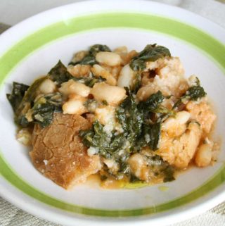 piatto di zuppa toscana al cavolo nero