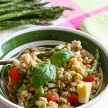 Farro freddo con asparagi, basilico e uova