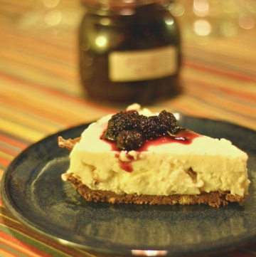 torta-al-formaggio-con-cioccolato-e-gelsi