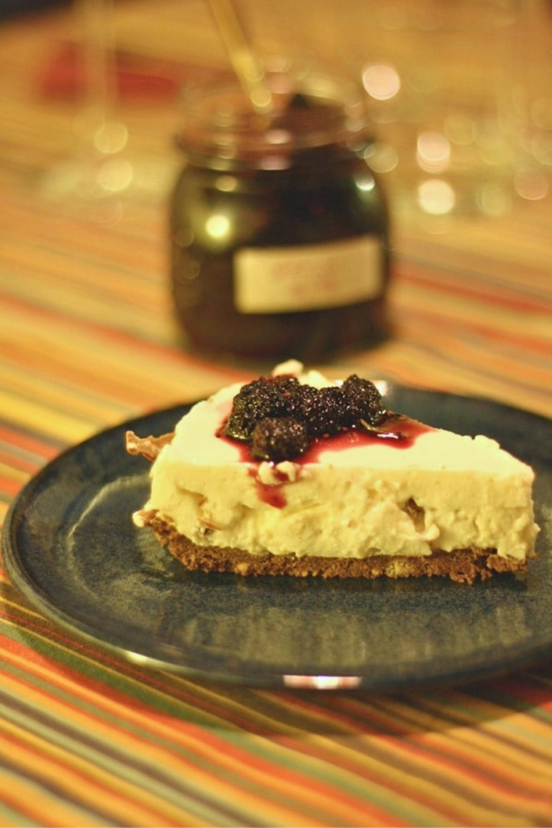 torta-al-formaggio-con-cioccolato-e-gelsi