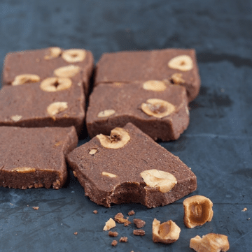 Biscotti al cacao e nocciole tostate