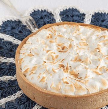 Crostata alla farina di neccio con crema di marron glacé e meringa