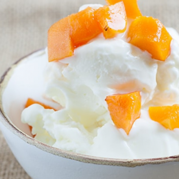 Yogurt greco gelato con albicocche