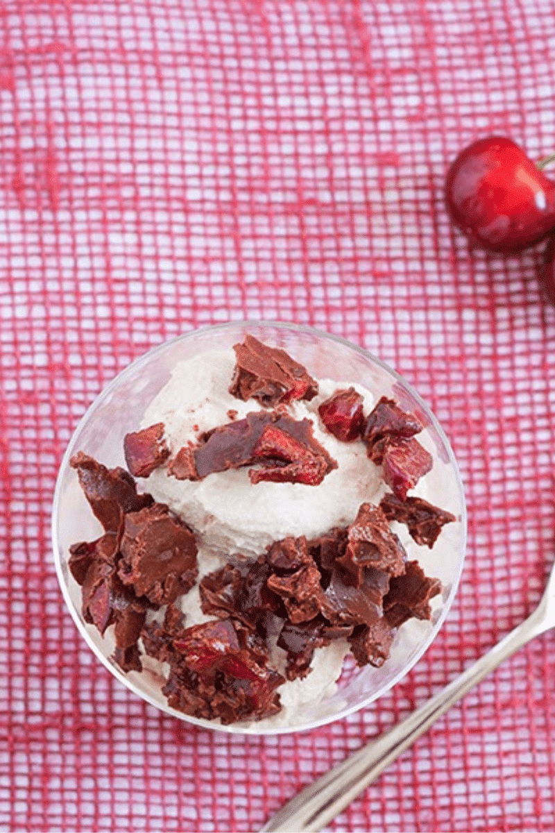 Weineis mit Kirsch-Schoko-Krokant