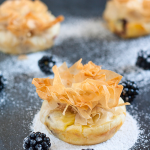 Filoteig-Körbchen mit Vanillencreme und Brombeeren