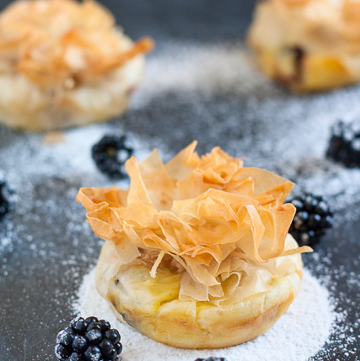 Filoteig-Körbchen mit Vanillencreme und Brombeeren