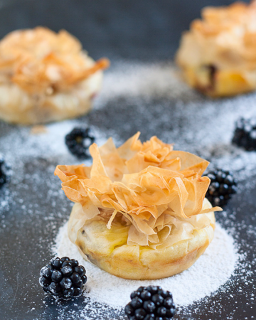 Filoteig-Körbchen mit Vanillencreme und Brombeeren