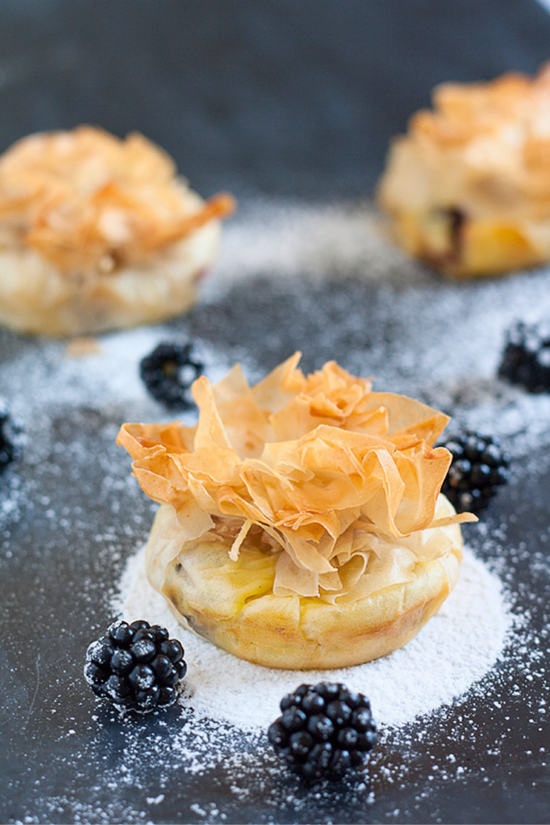Filoteig-Kรถrbchen mit Vanillencreme und Brombeeren