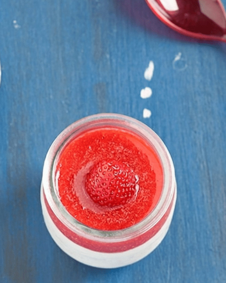 Panna Cotta mit Kamille und frischen Erdbeeren 26