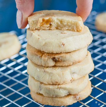 biscotti-noci-e-cardamomo-ricetta