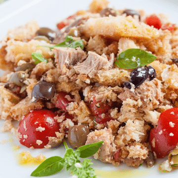 italienische brotsalat mit tomaten und thunfisch