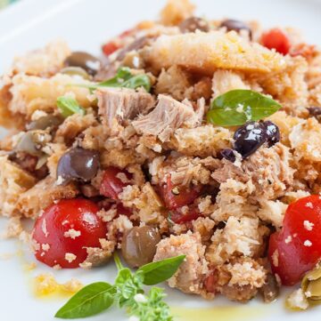 brotsalat mit tomaten und thunfisch