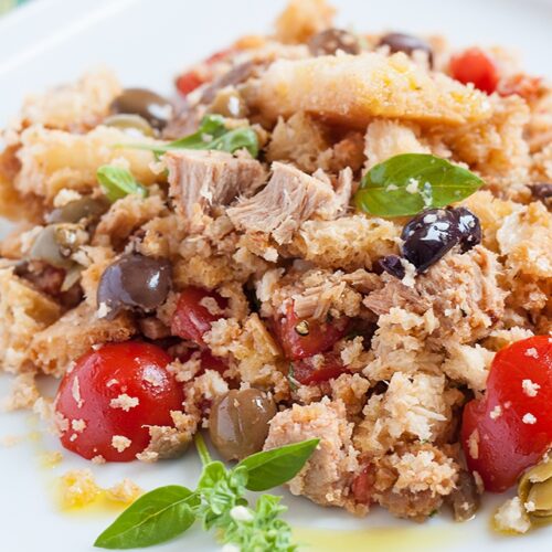 brotsalat mit tomaten und thunfisch