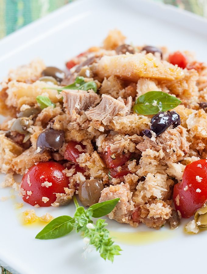 brotsalat mit tomaten und thunfisch
