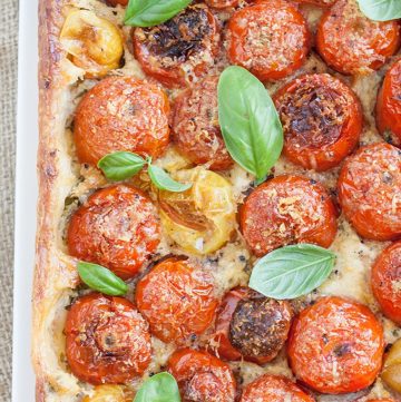 Italienischer Tomatenkuchen mit Ricotta und Basilikum