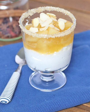 Ricotta in coppetta con composta di mele