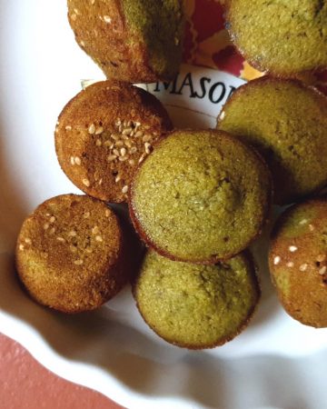 Mini Matcha-Muffin mit Haselnüsse und Sesam